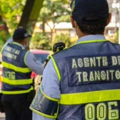 Agentes de tránsito en Ibagué, donde habrá cierres viales por carrera de ciclismo.