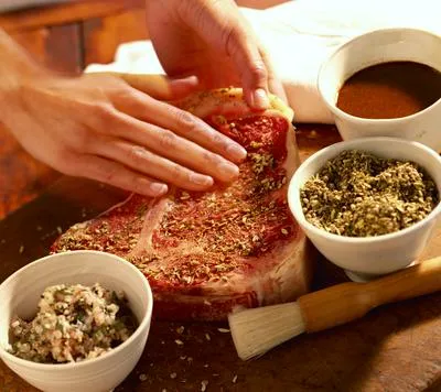 Cómo sazonar o adobar las carnes correctamente; marínelas siempre previamente para destacar los sabores y las texturas.