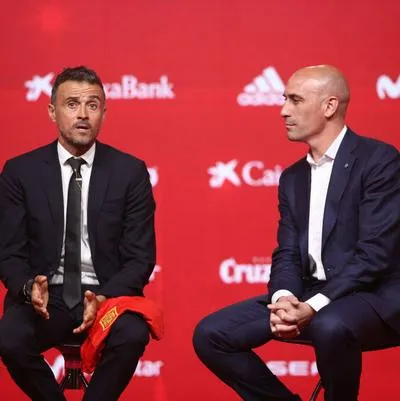 Luis Enrique, quien fue DT de la Selección España, y Luis Rubiales, presidente de la federación de fútbol de ese país. El entrenador, hoy del PSG, elogió a su exjefe
