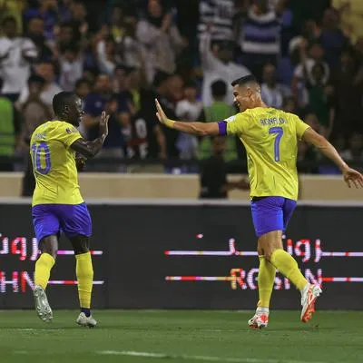 Sadio Mané y Cristiano Ronaldo festejando uno de los goles del partido ante Al Fateh.