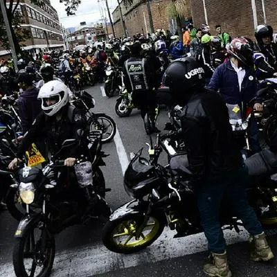Una de las causas más comunes por la que los motociclistas mueren en accidentes de tránsito en Bogotá es por el mal uso del casco. Vea las otras.