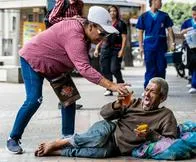 historia de mujer que cuida a habitantes de calle en centro de medellin