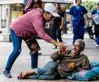 historia de mujer que cuida a habitantes de calle en centro de medellin