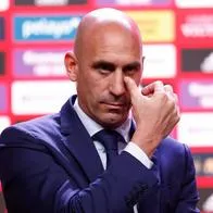 Luis Rubiales, presidente de la Federación Española de Fútbol, acusado de besar sin permiso a una jugadora de la selección campeona del mundo.