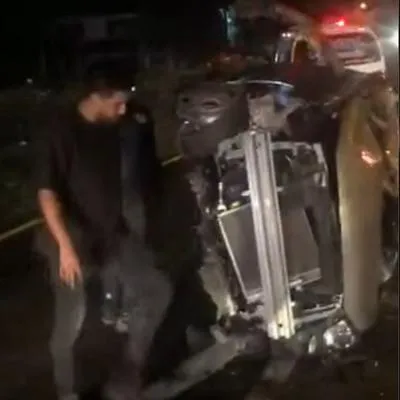Un vehículo se volcó en la vía que de Armenia conduce a Pereira en la noche de este domingo. Aunque no dejo heridos el carro quedó en pérdida total.
