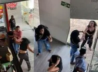 Mujeres peleando por infidelidad en Santa Marta.
