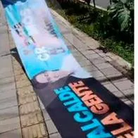 Polémica por video en el que se ve a funcionarios de la Alcaldía desmontando pasacalles de Fico.