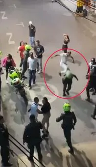 Bolillo, patadas y puños: pelotera entre policías y jóvenes en Antioquia
