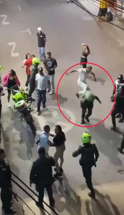 Bolillo, patadas y puños: pelotera entre policías y jóvenes en Antioquia