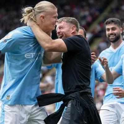 Erling Haaland fue abrazado por aficionado después de gol con el Manchester City.