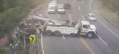 Cierre total en vía al Llano por volcamiento de vehículo