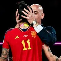 Experto en leer labios dijo qué le dijo Luis Rubiales a Jenni Hermoso antes de darle el beso.