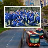 Luis Paredes, jugador de Millonarios que está lesionado, llegó en Transmilenio al partido contra Nacional.