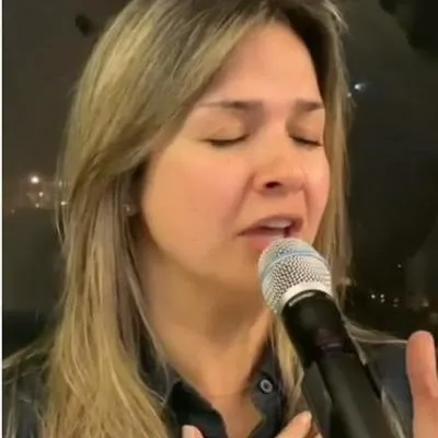 La periodista Vicky Dávila volvió a mostrar sus habilidades cantando y se le midió a interpretar ‘Amargura’, uno de los éxitos de Karol G.