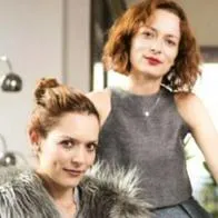 Ella es la hermana de Carolina Acevedo, de Masterchef; se llama Marcela Acevedo y tiene un negocio con la actriz.