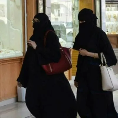 Abaya, túnica usada por musulmanas, que fue prohibida en escuelas de Francia.