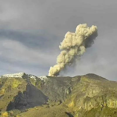 Caída de ceniza del volcán Nevado del Ruiz empezó desde el pasado 26 de agosto y hay posibilidad de que haya erupción. Acá, los detalles.