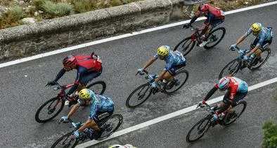 Los ciclistas tendrán el primer contacto con la montaña y se espera que se saquen las primeras diferencias. 