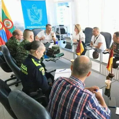 Ricardo Orozco, gobernador del Tolima junto a sus secretarios del Interior y de Gobierno en reunión con Ejército Nacional.