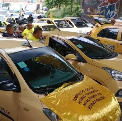 Taxistas protestando por alza de gasolina en Colombia.