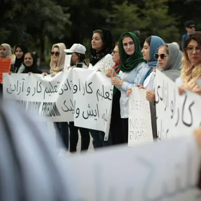 Talibanes anuncian prohibición a mujeres de acceder al parque nacional de Band-e-Amir