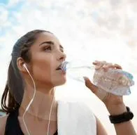 Esto es lo que sucede si bebe agua en exceso después de sentirse deshidratado