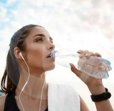 Esto es lo que sucede si bebe agua en exceso después de sentirse deshidratado