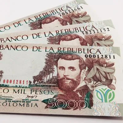 Viejo billete de 5.000 pesos colombianos, en nota sobre cuánto puede costar