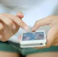 La Universidad de Arizona reveló peligros de usar el celular sucio para la salud de las personas. Además, aseguró que el baño es el peor lugar para usarlo.