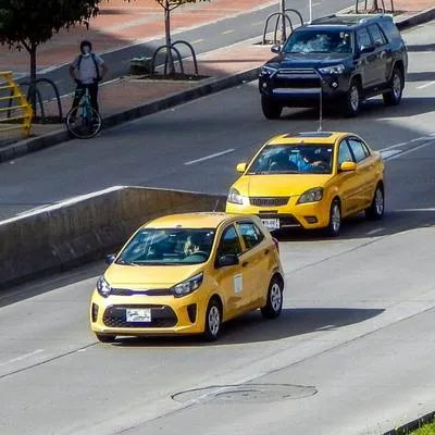 Taxistas en Bogotá, que enfrentas múltiples enfermedades debido a sus largas horas de trabajo.