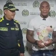Foto de Óscar Rivas con autoridades, en nota de que Kaboom fuera del Desafío (Caracol) se sorprendió con Policía por ayuda tras robo