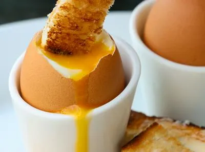 Cómo hacer el huevo tibio perfecto: truco casero para que la yema le quede bien líquida y en su punto ideal, que no se le pase de cocción.