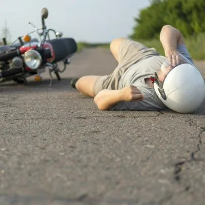 Este es el significado de soñar con tener, ver o estar en un accidente de moto.