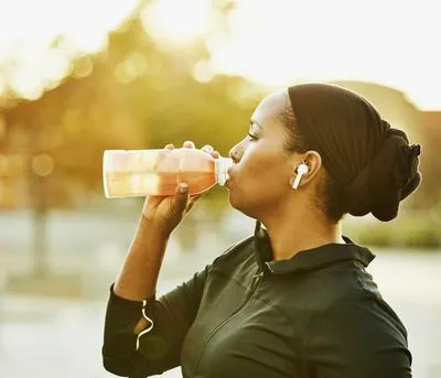 Bebidas energizantes, un “subidón de energía” que puede costarle a la salud