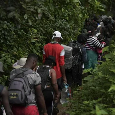 Migrantes pasando por el Tapón de Darién, Panamá dice que han dejado una grave huella en el medio ambiente.