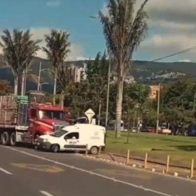 Captura de video de camión arrastrando a carro en Bogotá.