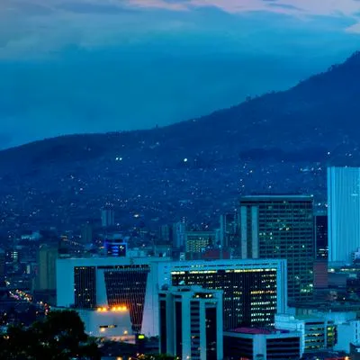 Evite multas de hasta 15 salarios mínimos por no acatar pico y placa en Medellín.