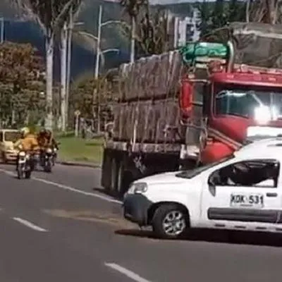 Terrible hecho de intolerancia: tractomula se llevó por delante a una van