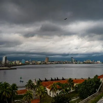 Idalia pasa como tormenta por Cuba, pero llegará a Florida como huracán.