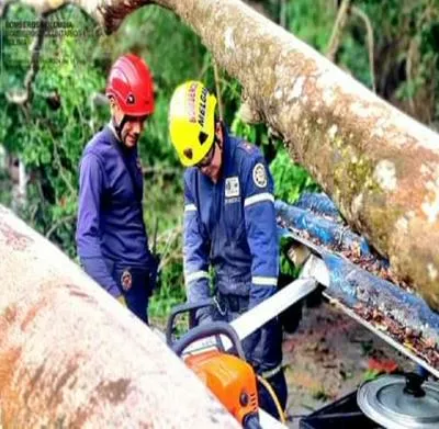 Bomberos de Melgar ayudar a afectador por el vendaval que azotó el municipio.