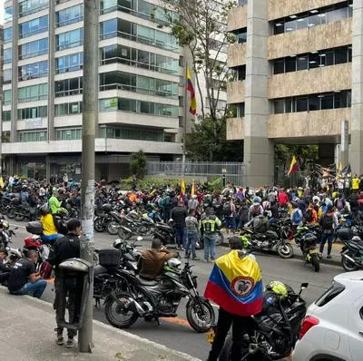 En las protestas por el alza de la gasolina en Colombia se vieron camionetas lujosas como una Ford Raptor, cuya tanqueada puede superar los 500.000 pesos.