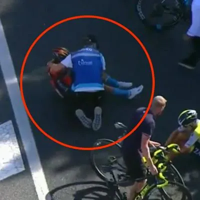 Durísima caída de Santiago Buitrago en Vuelta a España; terminó muy adolorido