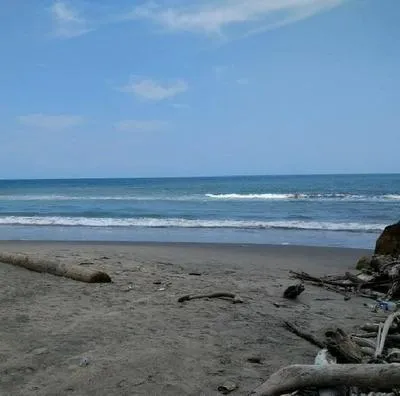 Rescatan con vida a madre e hija que flotaban, sin vestido de baño, en el mar.
