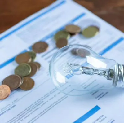 Las empresas comercializadoras de energía en Colombia enfrentan problemas de dinero y alertan que podrían sufrir un apagón financiero.