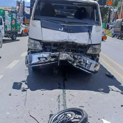 Accidente de tránsito en la vía Pasto-Ipiales donde falleció un motociclistas arrollado por un camión.