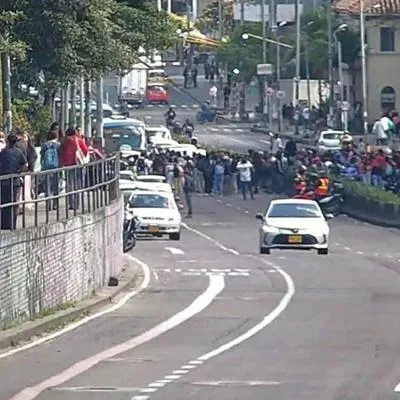 Manifestación hoy Bogotá: bloqueo en Carrera Séptima impide paso de Transmilenio