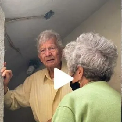 Virales: Pareja de abuelos enternecen redes por discutir por no querer bañarse