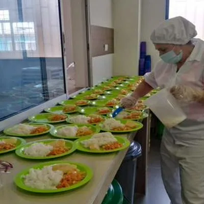Lanzan alerta por precio de los alimentos que están colocando en jaque a los comedores escolares, según el Programa Mundial de Alimentos. 