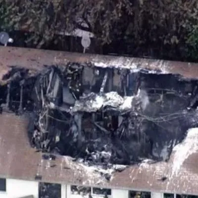 En Estados Unidos, se registró un grave accidente aéreo en el que un helicóptero se incendió y terminó cayendo sobre una vivienda.