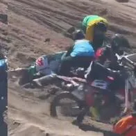 En Argentina, durante una carrera, un motociclista se accidento y quedó con su cabeza atorada en una de las llantas de la moto. Lograron rescatarlo.
